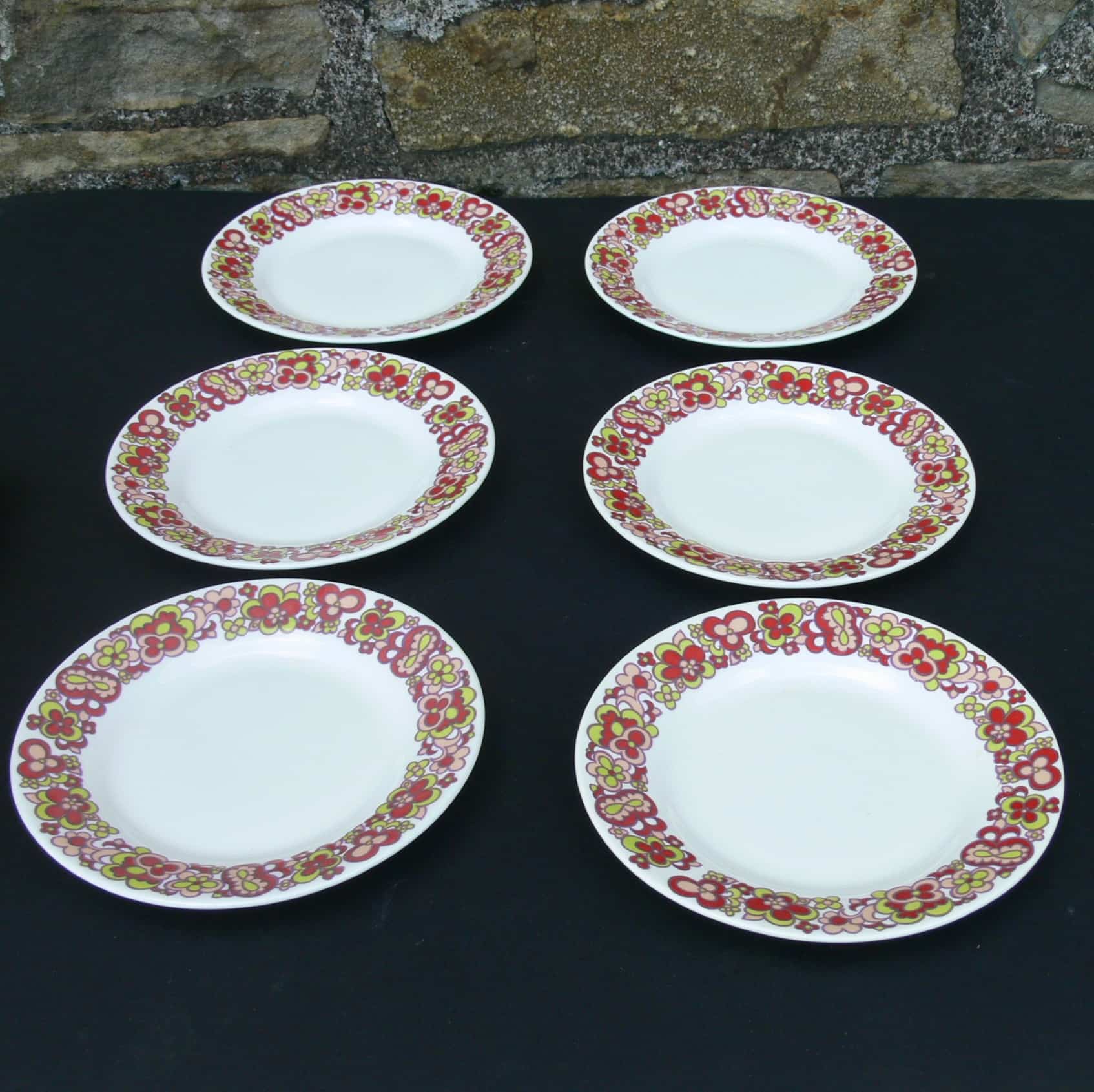 60’s Elizabethan "pop" 18 Piece Tea Set